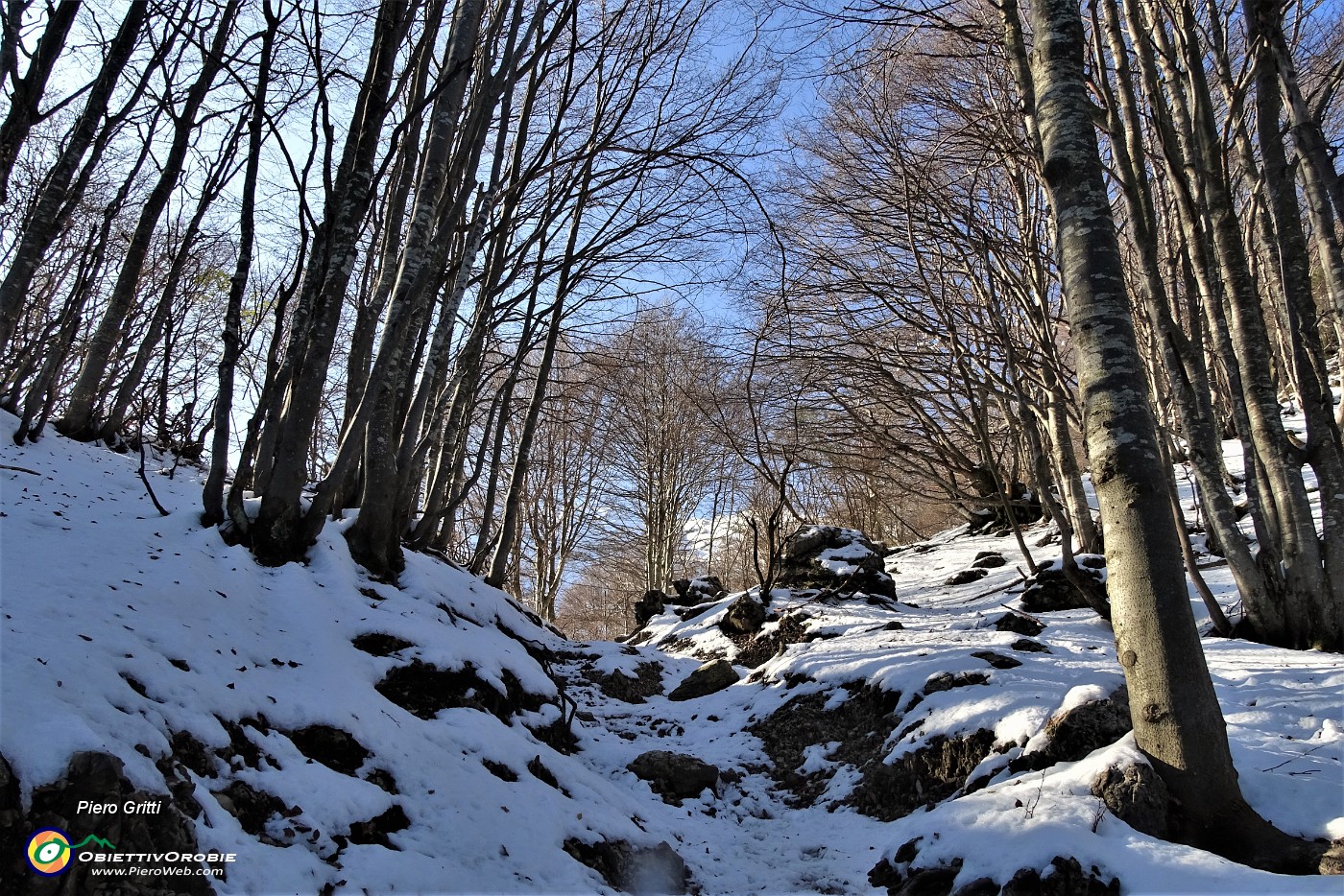 28 Man mano si sale la neve aumenta.JPG